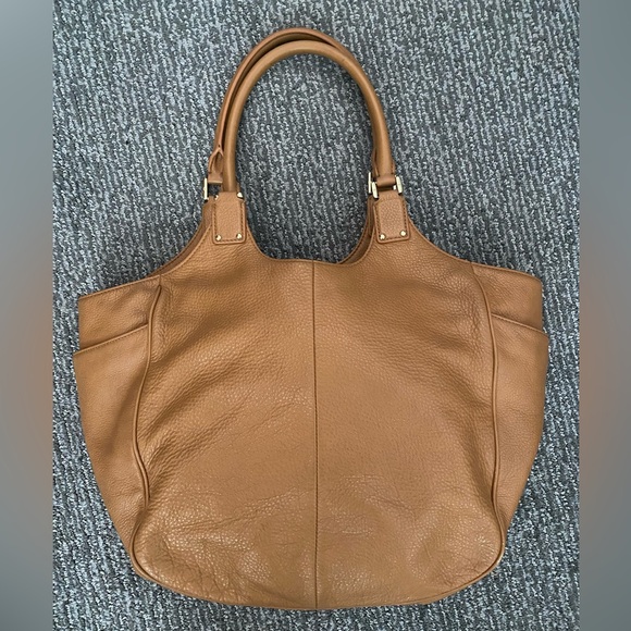 Tory Burch Thea Round Tote in Tan w/Wallet - Picture 5 of 10